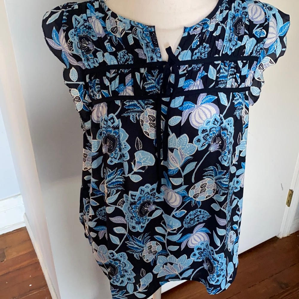 Flutter sleeve top with tie accent